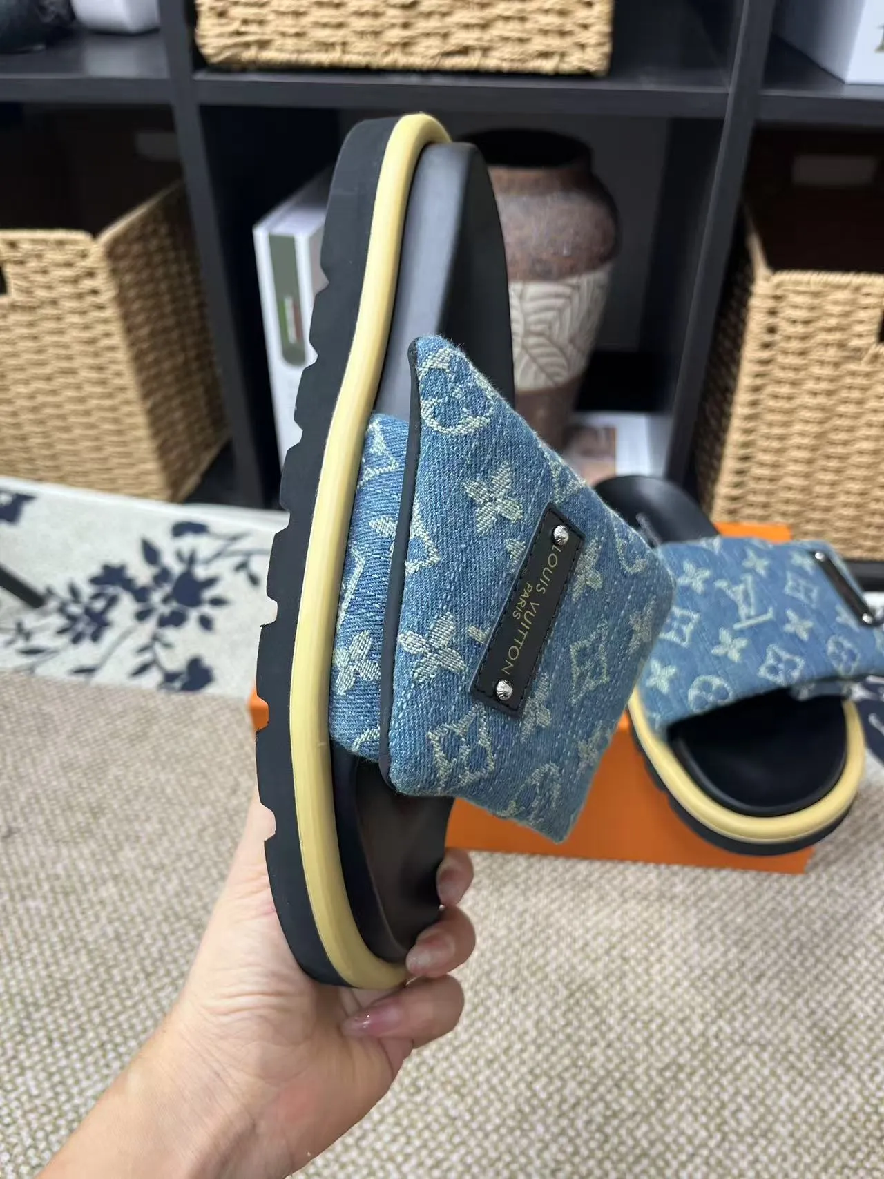 P340 yuan LV Louis Vuitton Full of high-end feel! A popular model among bloggers at home and abroad, it’s retro and fashionable, and looks stunning on your feet! Mainly recommended model on the official website★ ━━━━━ ЅᏇєєt ━━━━━ ▪️Upper: original calfskin ➕5D printing process ▪️Inner: imported mixed sheepskin ▪️Outsole: original molded foam outsole ▪️Size: Female 35-40 Men's 39-44 (women's 41 men's 45)